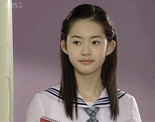 Early debut photo of Korean actress Go Ara featuring natural elf ears (prominent ears). An example demonstrating the natural ear angle that visually creates a smaller facial contour - Korea Beauty Guide